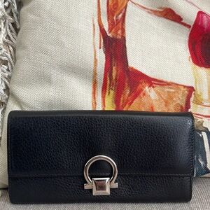 ⭐️COA⭐️SALVATORE FERRAGAMO LONG CLIP WALLET💥STUNNING💥💯Authentic